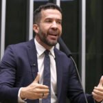 Motta demite assessor de Janones por invasão a entrevista ao vivo
