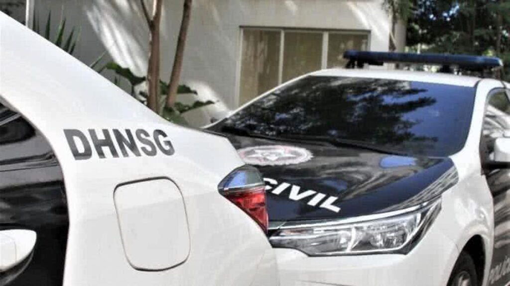 Mulher mascarada fere jovem com agulha em plena rua