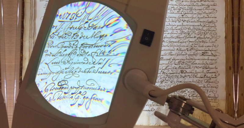 Uma lupa sobre um documento ampliando a parte escrita