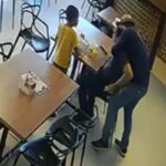 Policial civil é atacado e desarmado em assalto a loja