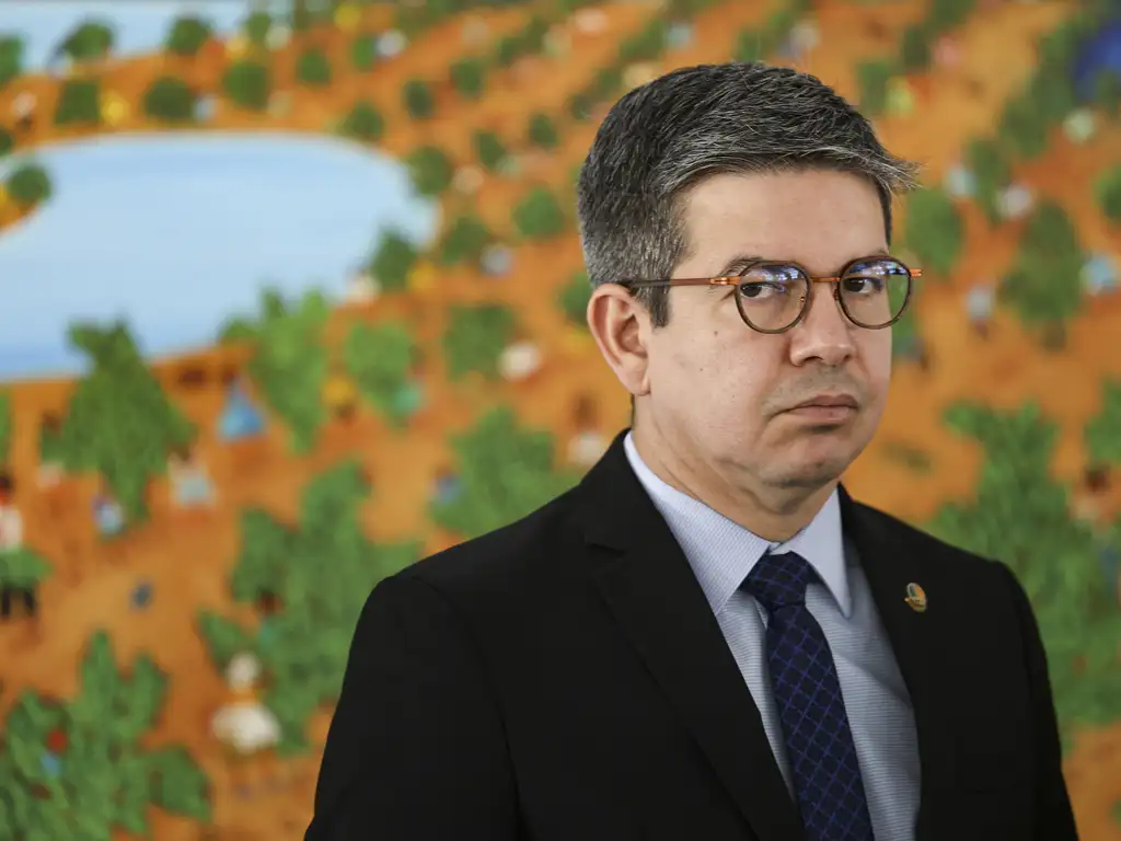 Rejeição de Messias pelo Senado: Randolfe vincula a eleições antecipadas