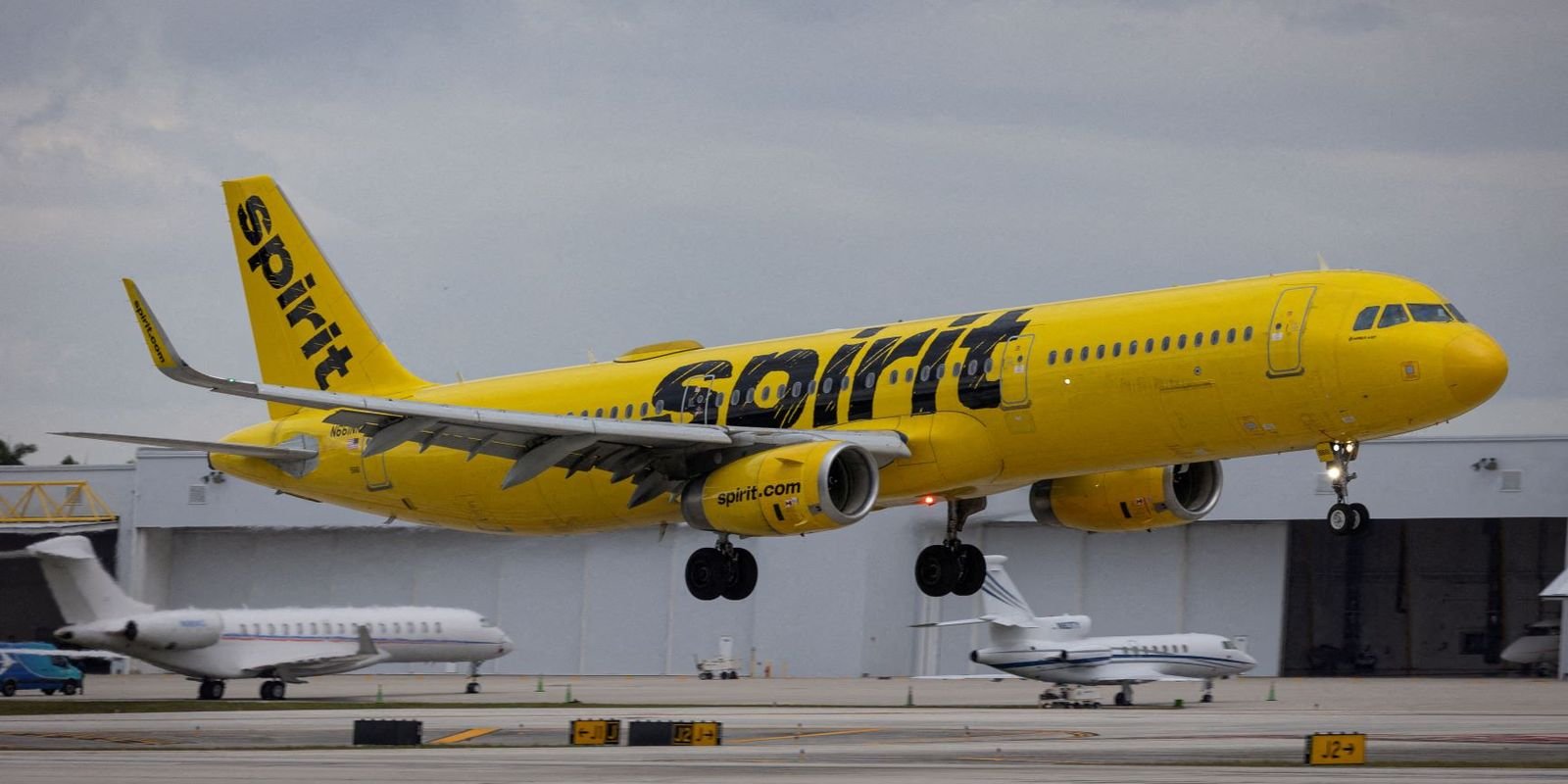 Spirit Airlines encerra operações nos EUA por conflito no Irã