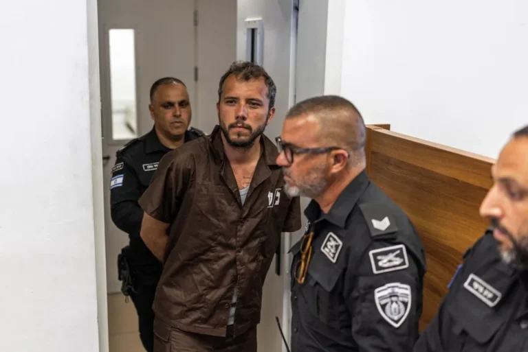 Thiago Ávila é conduzido por policiais israelenses ao local de seu depoimento neste domingo (3)