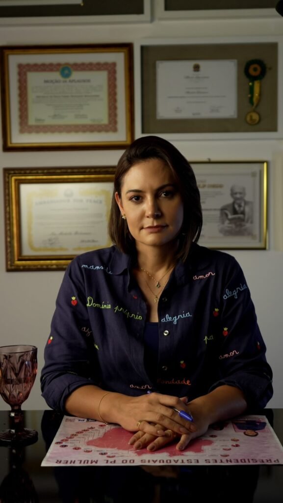 Produção e símbolos em vídeo de Michelle Bolsonaro sobre Flávio reforçam identidade religiosa; entenda
