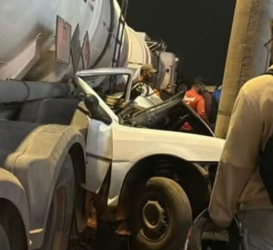 Motorista morre após carro ficar prensado entre caminhão e poste em Aparecida de Goiânia