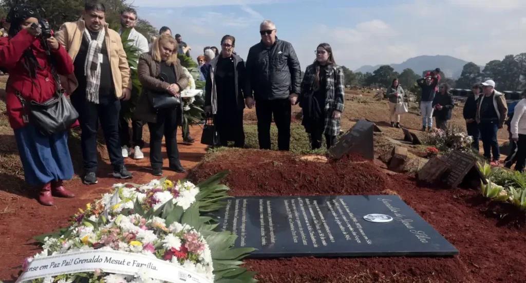 Restos mortais de Grenaldo Silva, morto pela ditadura, são sepultados