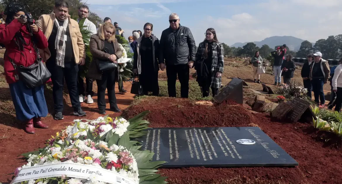 Restos mortais de Grenaldo Silva, morto pela ditadura, são sepultados