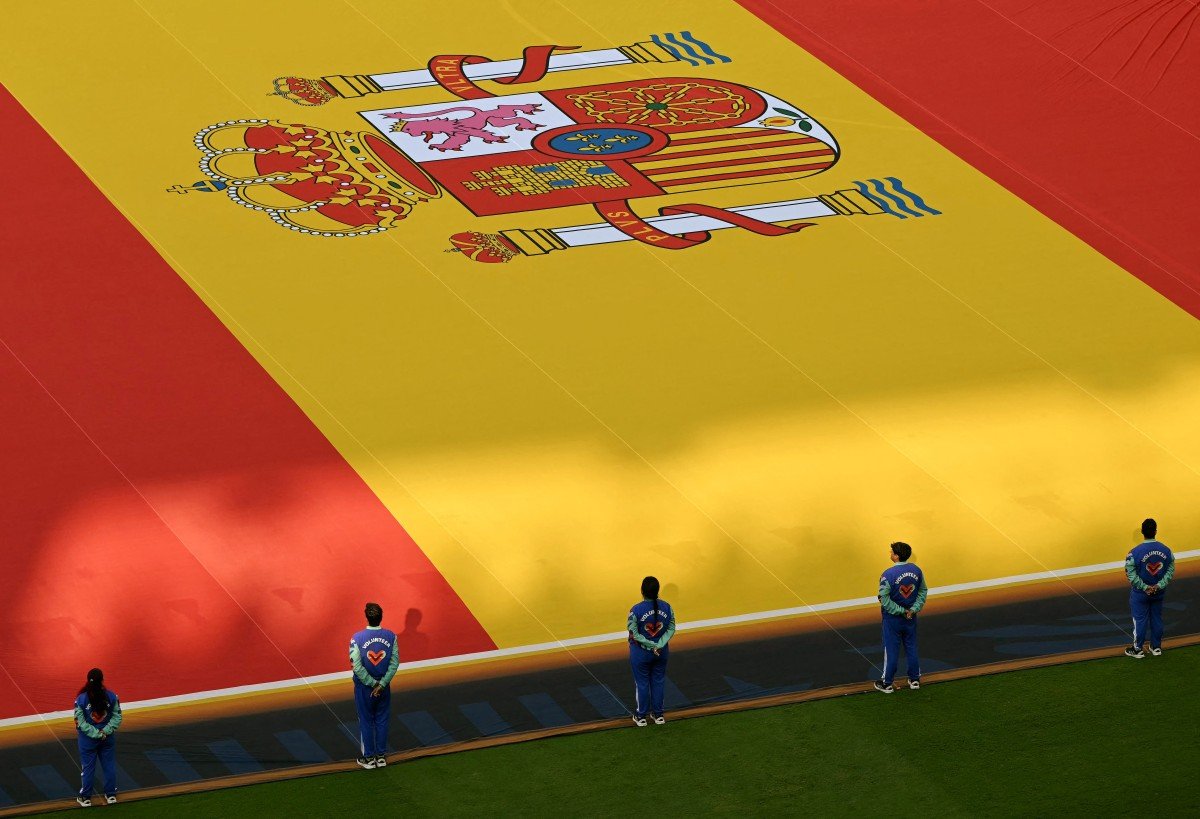 Espanha vence (1-0), passa em primeiro do grupo e elimina Uruguai da Copa