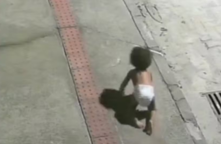 mãe é presa após bebê ser flagrada engatinhando sozinha em avenida