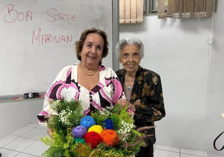 Aos 77 anos, idosa emociona ao apresentar TCC com apoio da mãe de 98