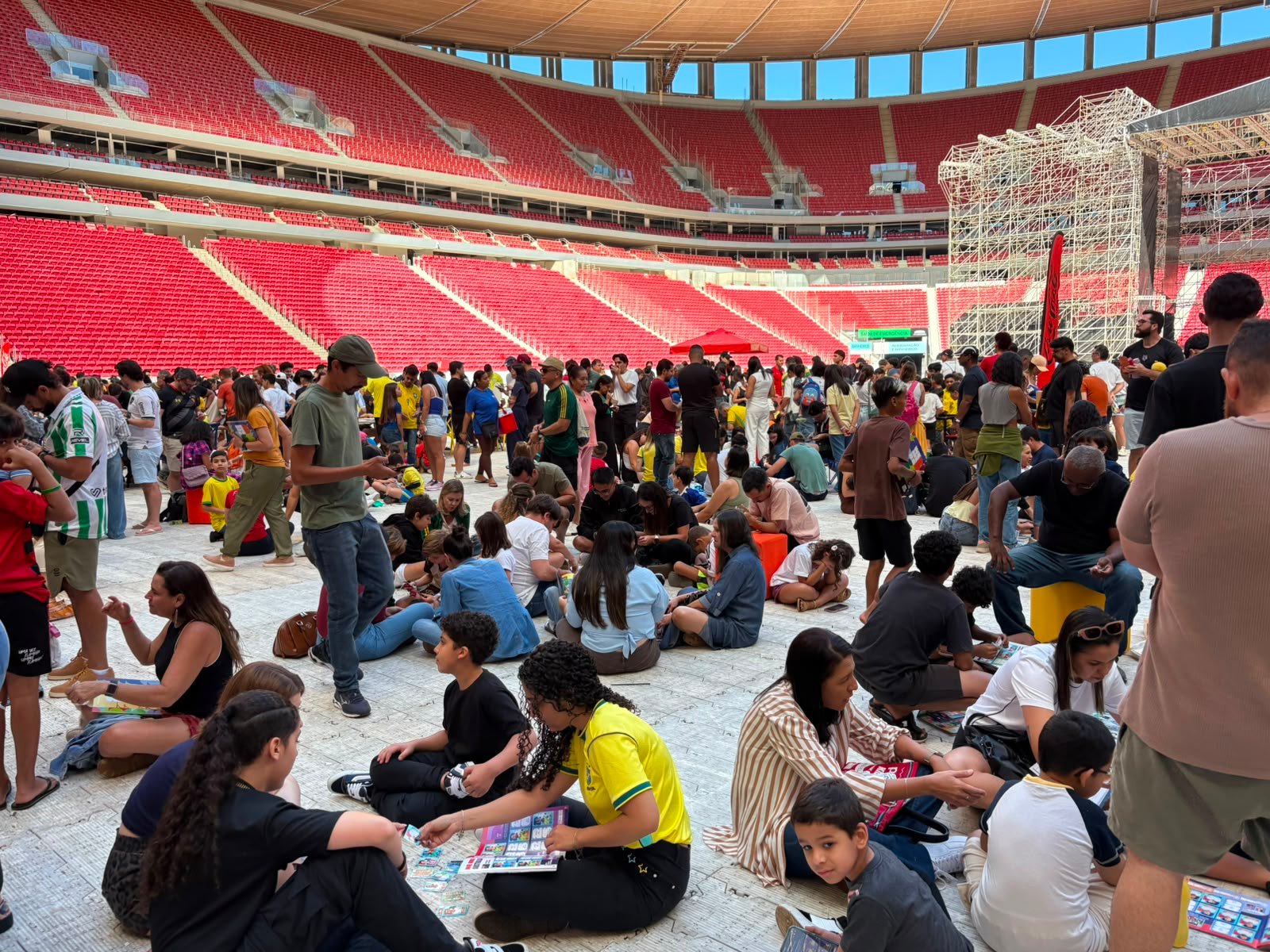 Troca de figurinhas da Copa reúne 5 mil pessoas no gramado da Arena Mané Garrincha