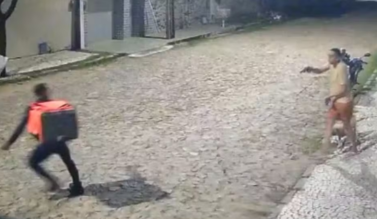 VÍDEO: entregador é baleado por PM à paisana: "Falou para eu correr"