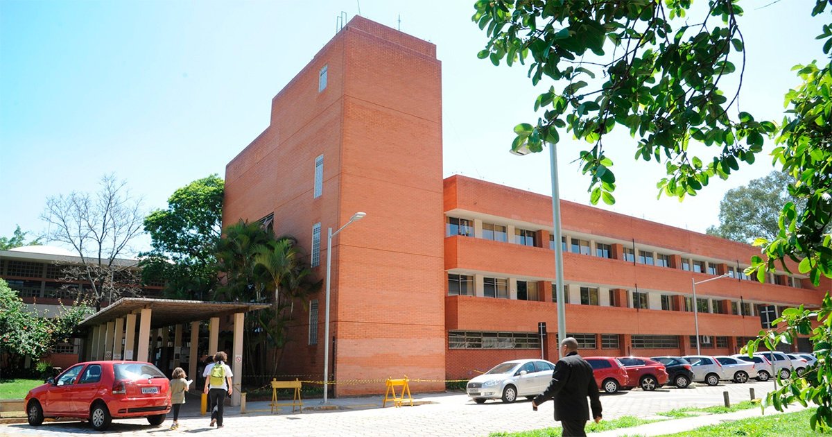 Imagem do prédio da Faculdade de Educação da USP, na Cidade Universitária