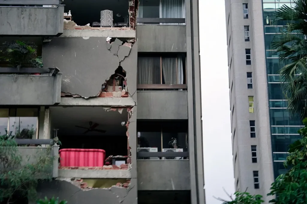 vUm prédio de apartamentos danificado é visto após um terremoto em Caracas, em 24 de junho de 2026.