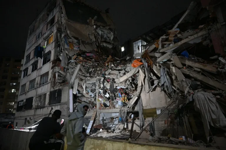 Pessoas observam um prédio desabado no bairro de Altamira após um terremoto em Caracas, em 24 de junho de 2026