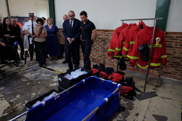 O ministro do interior francês, Laurent Nuñez, visita um quartel dos bombeiros em que foi montada uma estrutura para dar banhos de resfriamento de emergência em Paris, capital francesa