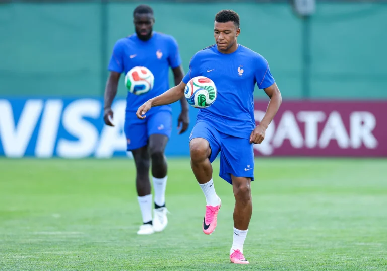 Mbappé participa do treino da seleção francesa um dia antes do jogo das oitavas de final da Copa do Mundo 2026 entre França e Suécia
