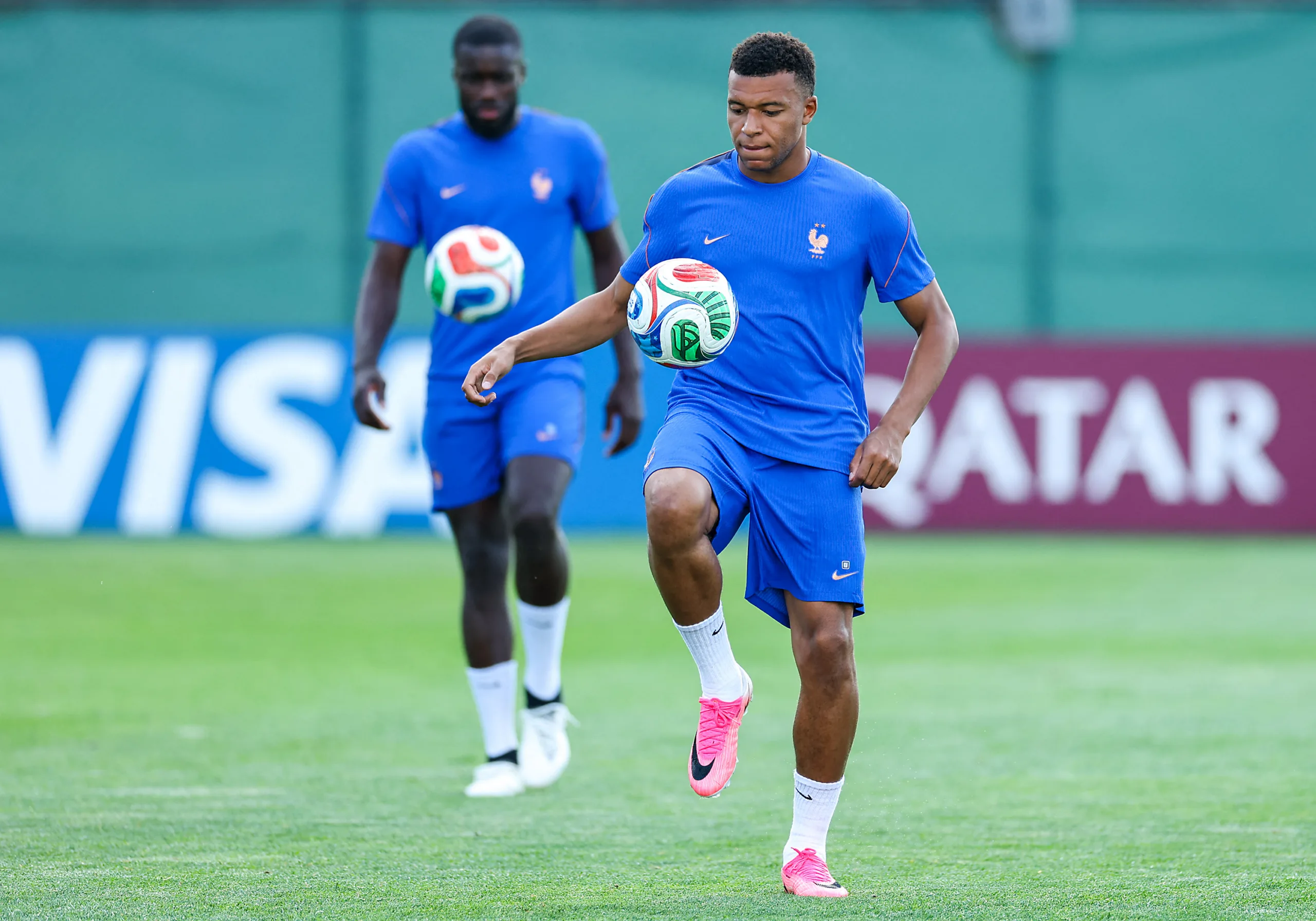 Mbappé participa do treino da seleção francesa um dia antes do jogo das oitavas de final da Copa do Mundo 2026 entre França e Suécia