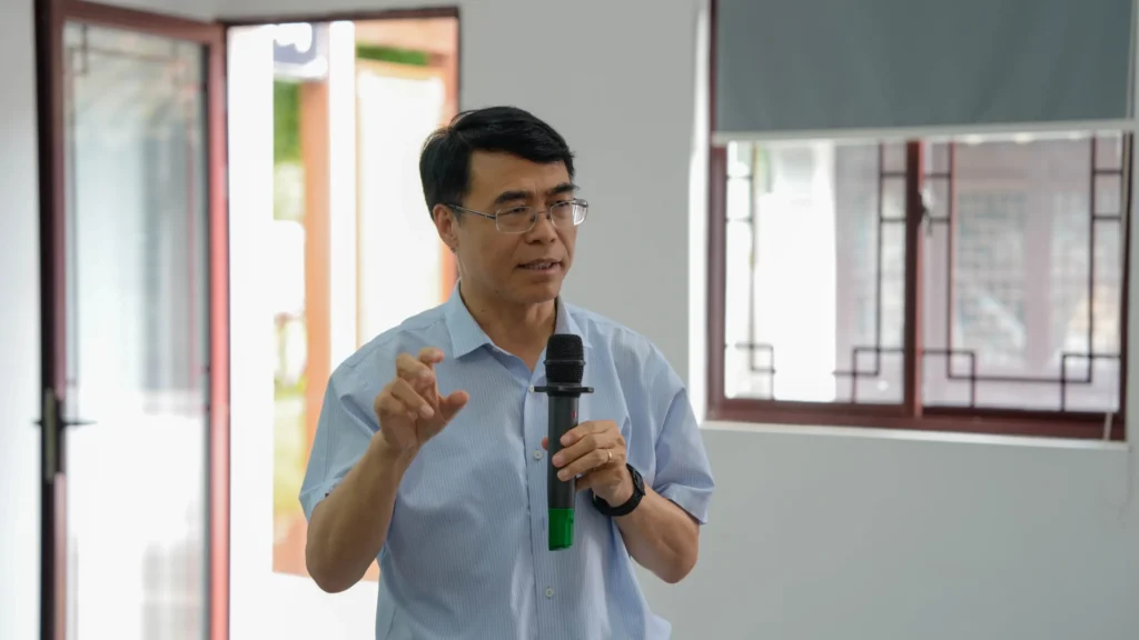 Li Ji, professor da Faculdade de Recursos e Ciências Ambientais da Universidade Agrícola da China, durante a Escola Internacional de Bioinsumos.