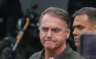 Brasília (DF) 14/09/2025 O ex-presidente Jair Bolsonaro, acompanhado de seu filho, Jair Renan, deixa hospital sob forte esquema de segurança, após passar por procedimentos. Foto: Fabio Rodrigues-Pozzebom/ Agência Brasil