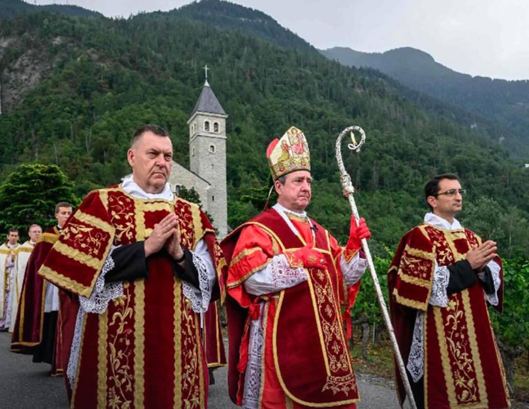 Vaticano excomunga religiosos de grupo ultratradicionalista