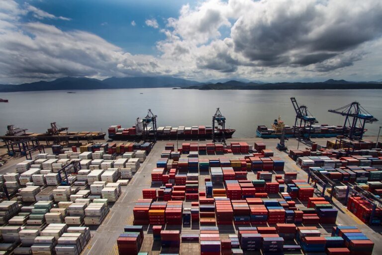 Balança comercial tem superávit de US$ 9,8 bilhões em junho