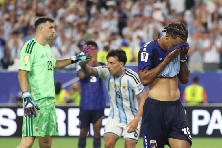 Argentina engasga na Copa, flerta com o vexame, mas é salva por gol contra na prorrogação