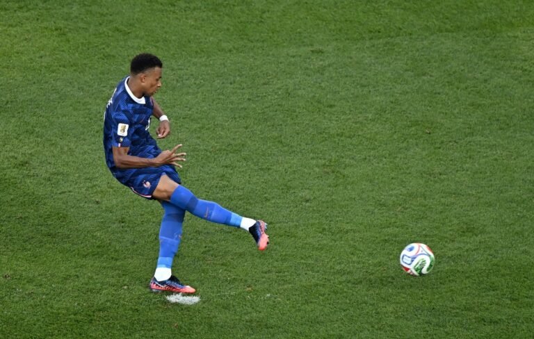 Com gol de Mbappé, França supera o Paraguai e segue viva no Mundial