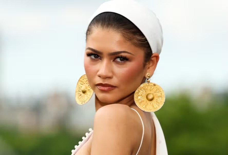 Decotão de deusa: Zendaya encarna Atena com vestido branco e costas à mostra