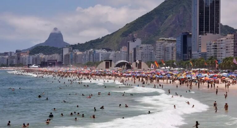 Marinha emite alerta de ressaca no Rio de Janeiro com ondas de 2,5 metros