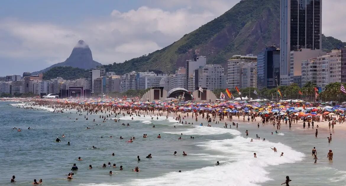 Marinha emite alerta de ressaca no Rio de Janeiro com ondas de 2,5 metros