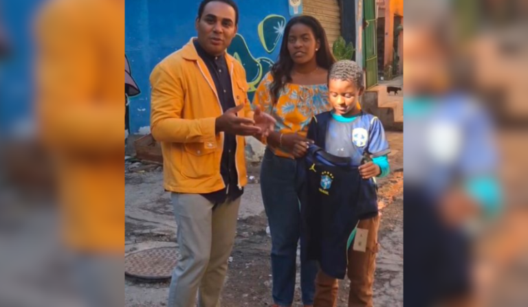 Menino que fez camisa da Seleção com retalhos ganha uniforme oficial; VEJA