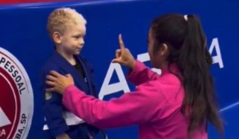professora aprende Libras para ensinar aluno surdo de 3 anos