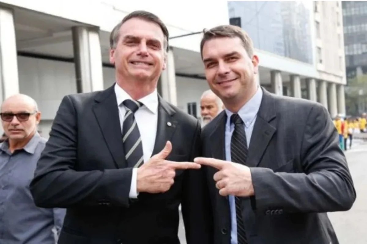Enquanto Bolsonaro mantém domiciliar, Flávio mente de novo sobre o Pix