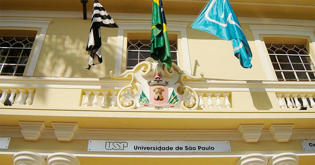 Casa do Barão, próxima so Museu Republicano de Itu da USP. Prédio tem as bandeiras de São Paulo, do Brasil e da USP