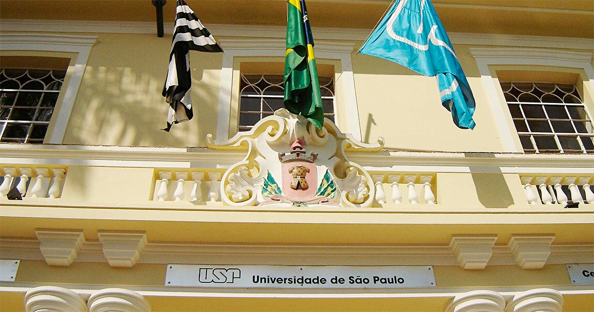 Casa do Barão, próxima so Museu Republicano de Itu da USP. Prédio tem as bandeiras de São Paulo, do Brasil e da USP