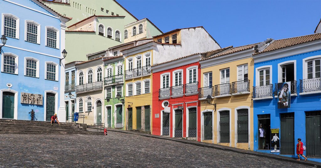 Imagem do Largo do Pelourinho, em Salvador, mostrando construções históricas lado a lado