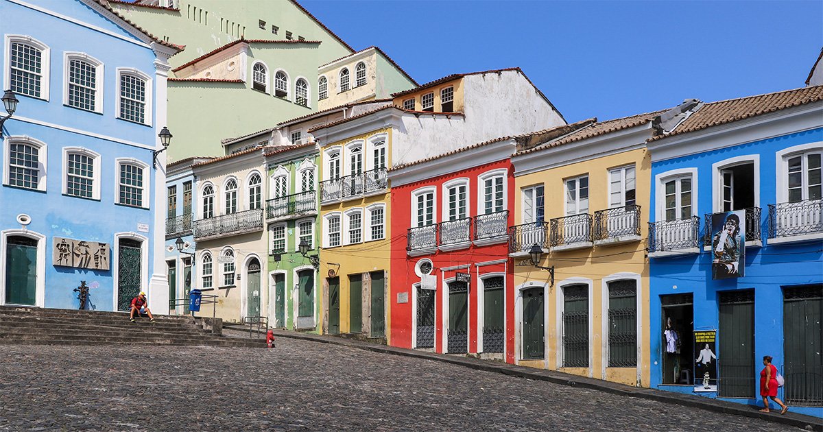 Imagem do Largo do Pelourinho, em Salvador, mostrando construções históricas lado a lado