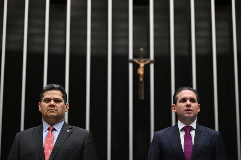 Acordo entre Alcolumbre e Motta pode levar ao fim da 6x1 antes das eleições