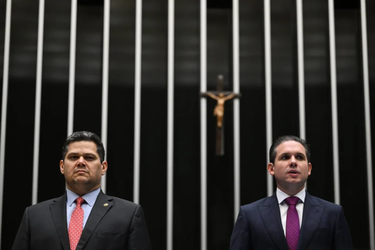 Acordo entre Alcolumbre e Motta pode levar ao fim da 6x1 antes das eleições