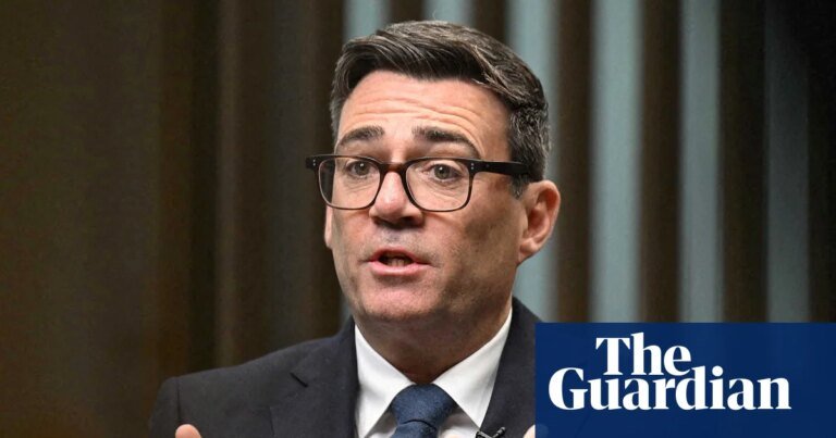 Burnham busca consenso entre partidos para reformar assistência social