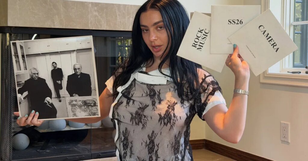 Charli XCX lança novo álbum "Music, Fashion, Film"; confira detalhes