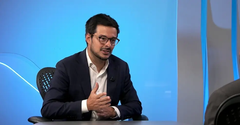 Cleitinho enfrenta crise de apoio partidário apesar das pesquisas