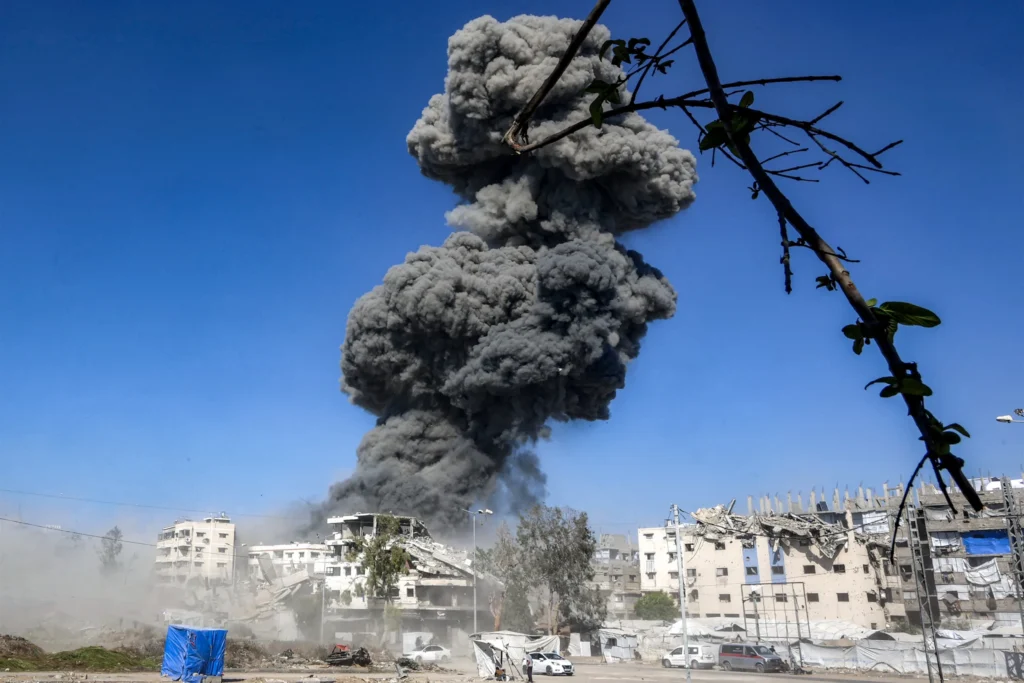 coluna de fumaça se eleva durante um ataque israelense a uma área industrial na Cidade de Gaza, em 12 de julho de 2026