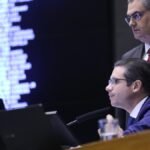 Deputados analisam pacote de R$ 1 bi solicitado por Lula Deputados analisam pacote de R$ 1 bi solicitado por Lula