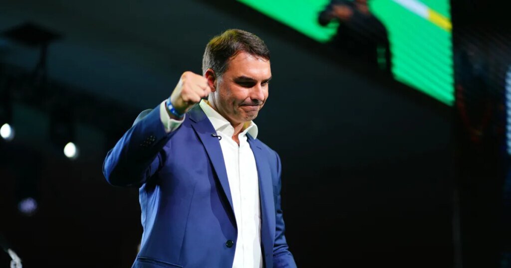 Embaixada dos EUA avisou governo que "missão eleitoral" encontraria Flávio