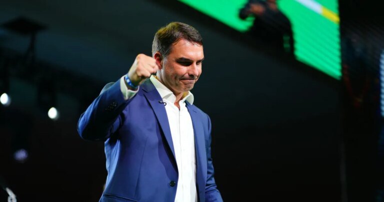 Embaixada dos EUA avisou governo que "missão eleitoral" encontraria Flávio