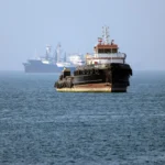 Explosão de petroleiro no Estreito de Ormuz após colisão com mina