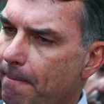Flávio questiona segurança das urnas em encontro com diplomatas