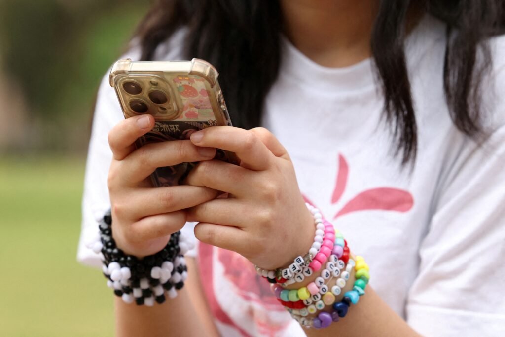 França avança com proposta de banir redes sociais para jovens menores de 15 anos